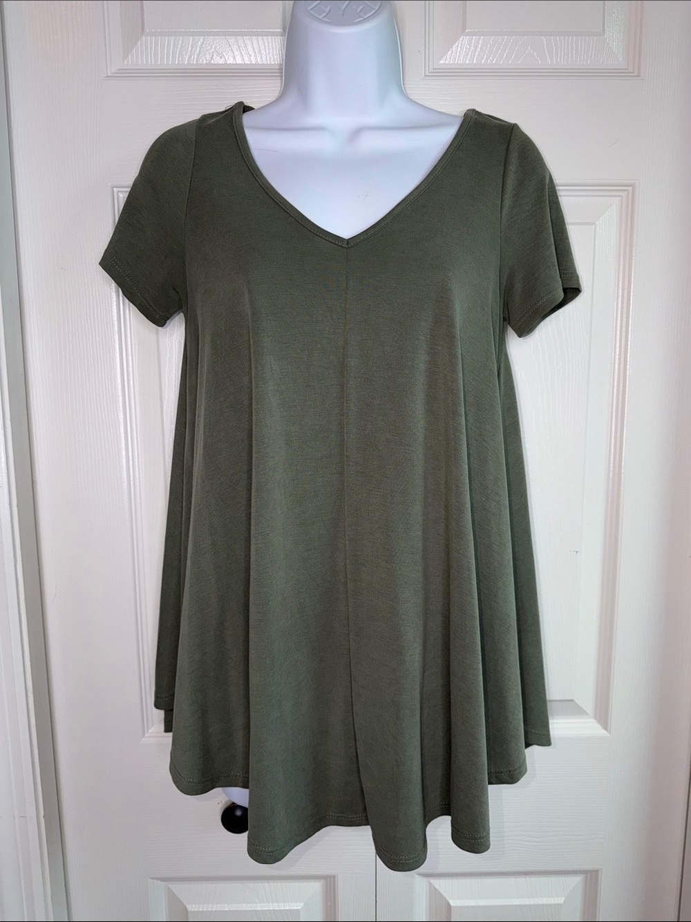 3 for $20 GREEN ENVELOPE Womens Olive Green V-Neck Swing Top Short Sleeve Flowy